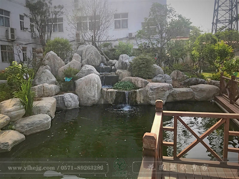 假山錦鯉魚(yú)池